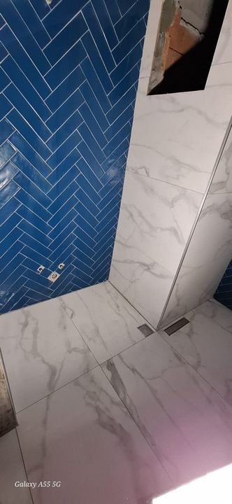 Mavi balık sırtı fayans döşemesi, duş alanı köşe detayı