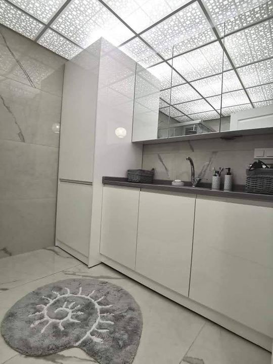 Beyaz dolaplı banyo, gri tezgah ve mermer görünümlü zemin