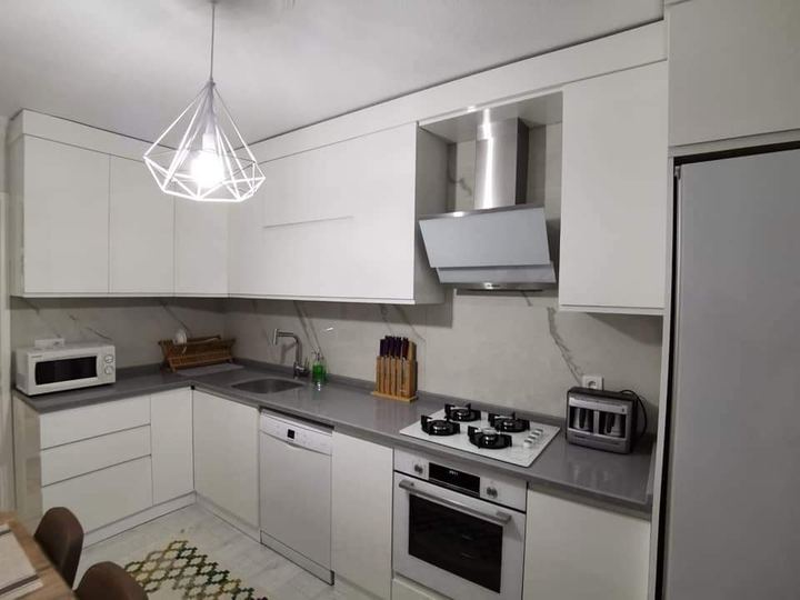 Beyaz dolaplı mutfak ve ankastre set