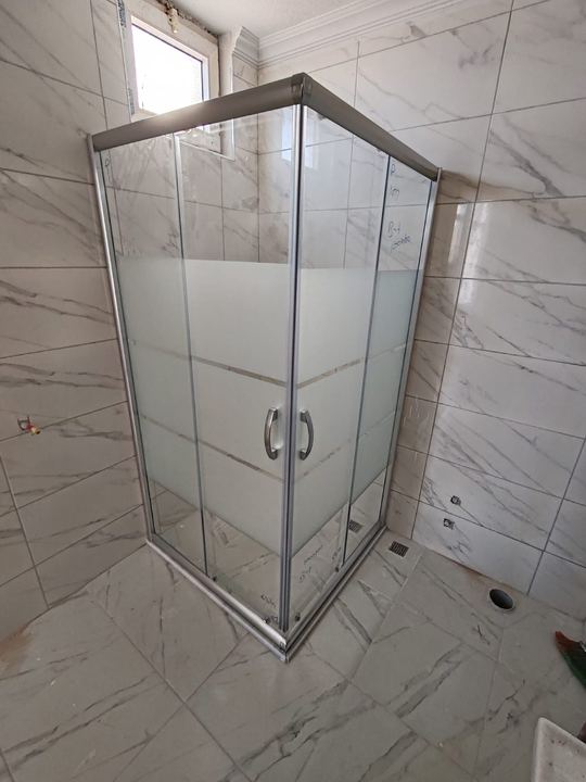 Krom çerçeveli buzlu camlı köşe duşakabin montajı
